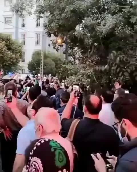 سوگواری مردم با تصنیف مرغ سحر مقابل بیمارستان جم