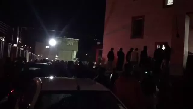 سیامند رحمان درگذشت، مردم در مقابل بیمارستان