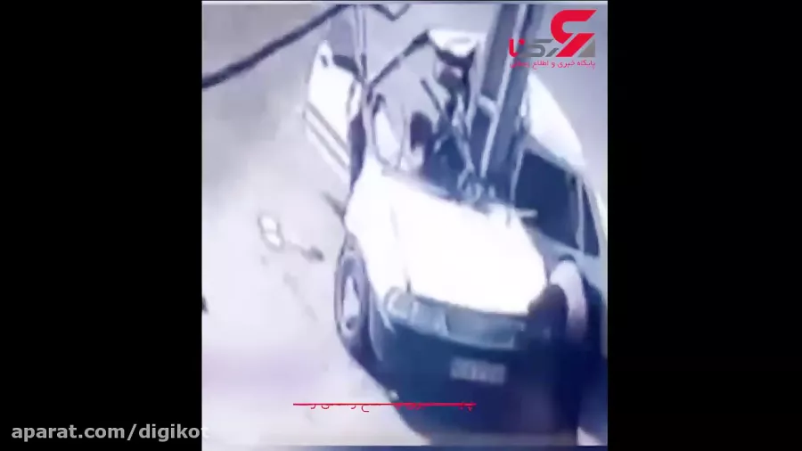 تصادف وحشتناک پراید با تیر برق و نجات معجزه آسای راننده