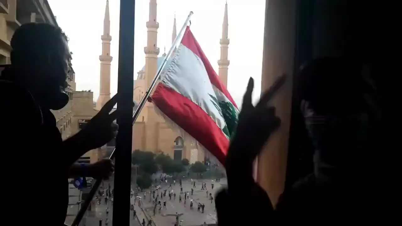 معترضان در ساختمان وزارت اقتصاد لبنان