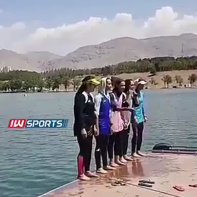آب‌تنی دختران قایقران در دریاچه آزادی