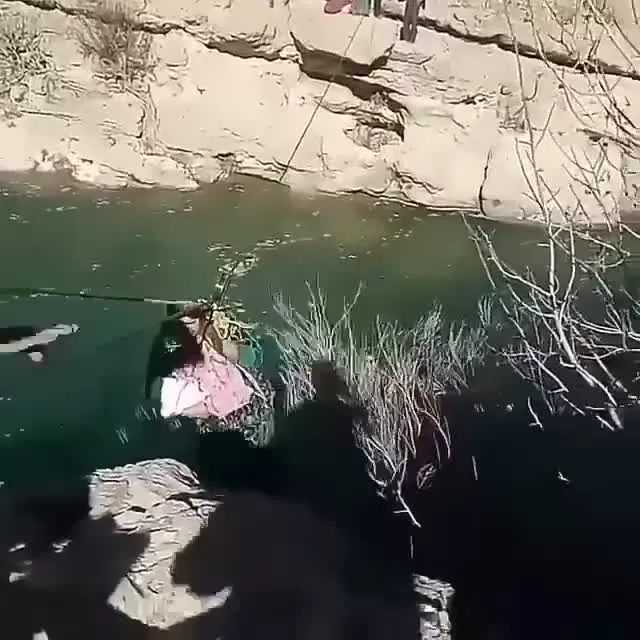 شرایط سخت نقل و انتقال یک خانم بعد از وضع حمل همراه با نوزادش