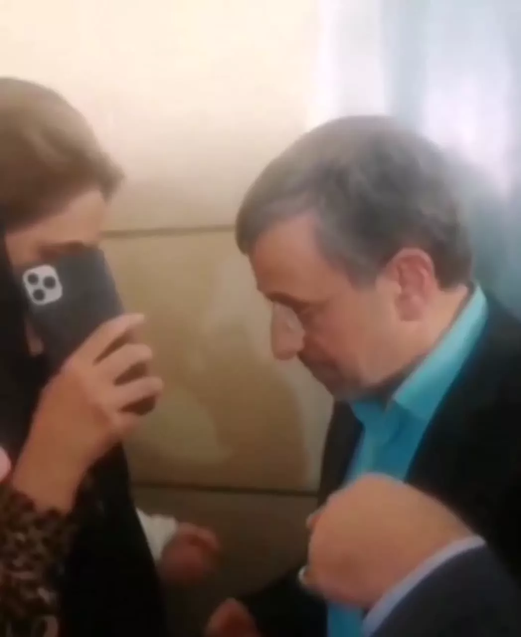 عکس یادگاری خاص احمدی نژاد با هوادارش