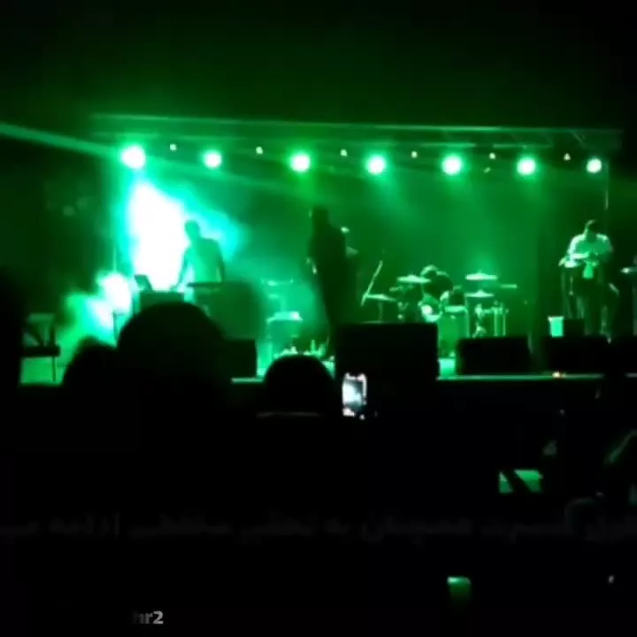 توهین خواننده معروف پاپ به هوادارش وسط کنسرت