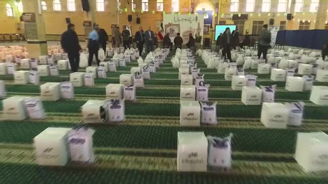 توزیع بسته های معیشتی در میان آسیب دیدگان زلزله خوی