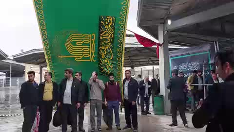 پذیرایی از زوار عتبات عالیات عراق در پایانه مرزی مهران به همت خادمان و خادمیاران بنیاد کرامت رضوی