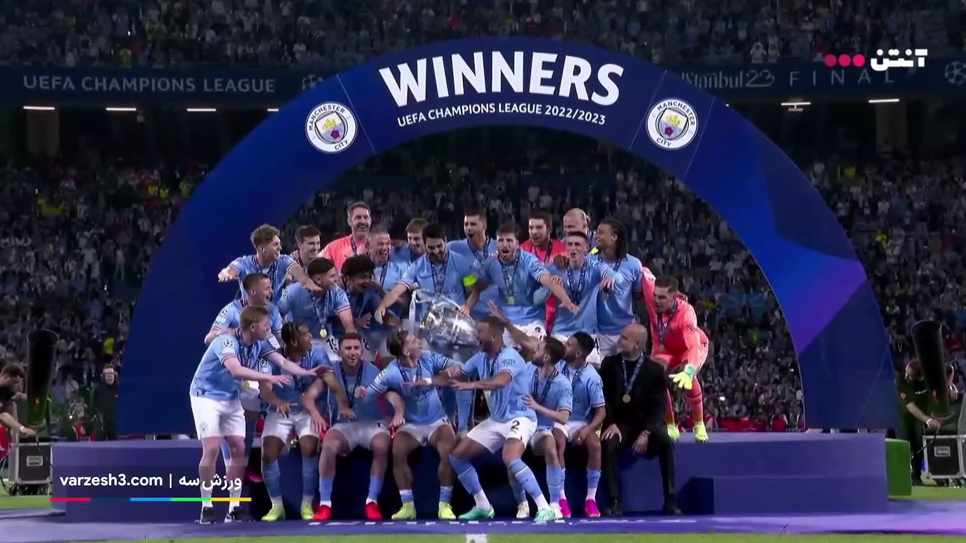 لحظه بالا بردن جام قهرمانی UCL توسط گوندوغان