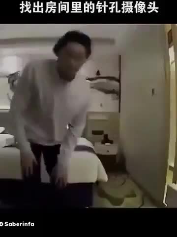   لحظه شوکه‌کننده کشف چند دوربین جاسوسی در اتاق هتل توسط گردشگر چینی در دبی!