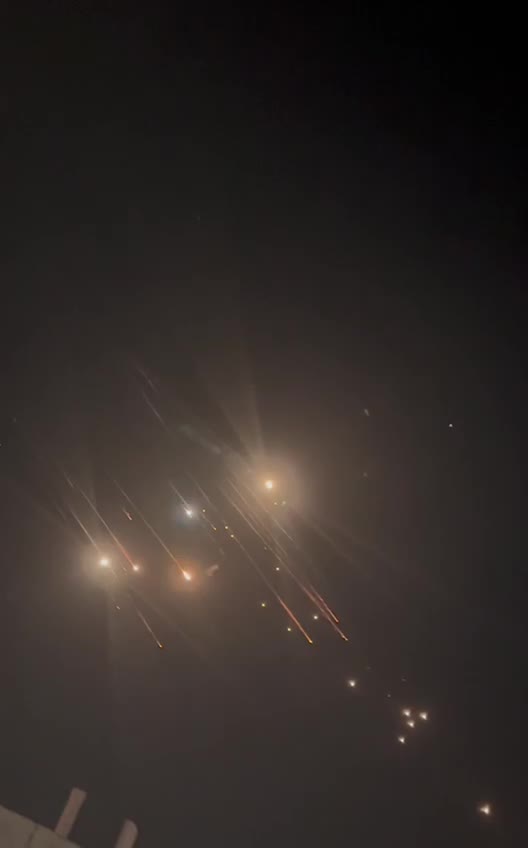   تصاویری از عبور موشک‌های سپاه در آسمان اسرائیل