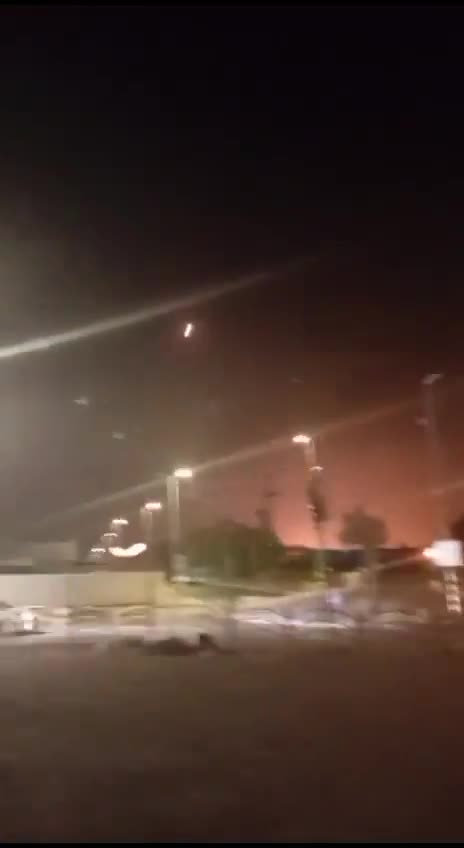   نمایی دیگر از فرود مجموعه‌ای از کلاهک موشک‌های بالستیک سپاه بر روی اسرائیل