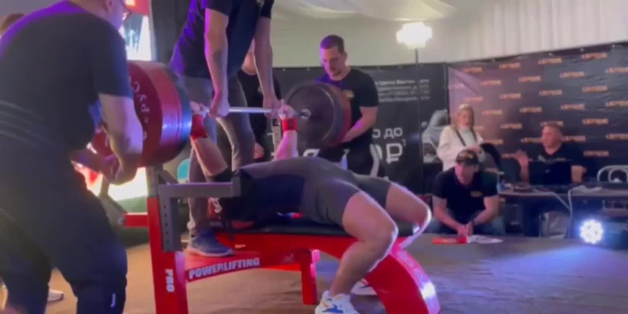   لحظه هولناک سقوط وزنه ۳۹۰ کیلوگرمی روی وزنه‌بردار