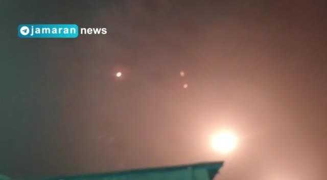 هم اکنون دیده می‌شود ؛ عبور موشک‌های سپاه از آسمان خرم‌آباد