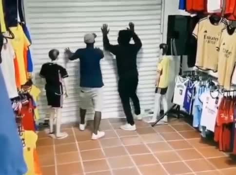   اقدام هوشمندانه صاحب مغازه برای گرفتار کردن سارقین!