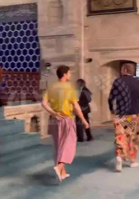   اشتباه عجیب توریست‌ها؛ پوشیدن دامن برای ورود به مسجد!