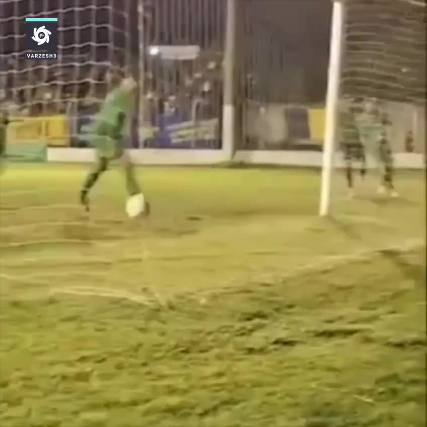   اتفاق شوکه‌کننده در لیگ آرژانتین؛ جلوگیری بطری آب دروازه‌بان از گل شدن توپ!