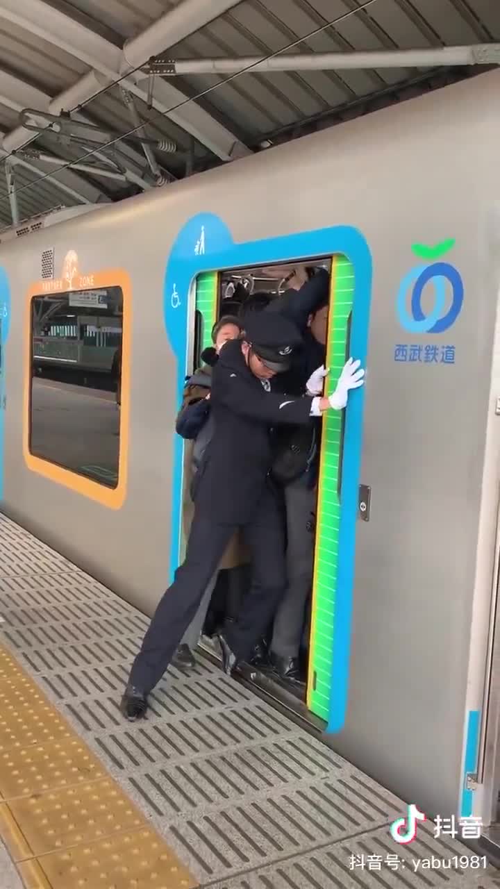   ویدئوی عجیب از ساعت شلوغی در متروی توکیو