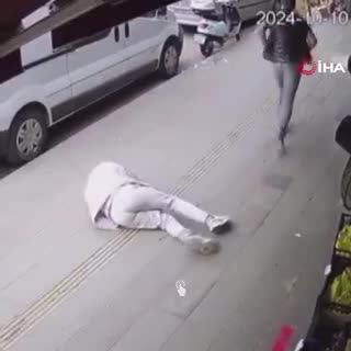   لحظه شوکه‌کننده شلیک به پای یک شهروند توسط مهاجم ناشناس مقابل چشم مردم و دوربین‌های امنیتی!