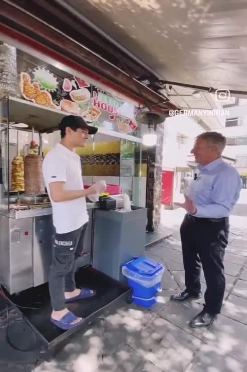   ویدیو سفارت آلمان از سفیر آلمان در تهران در حال خرید کباب ترکی از فروشنده ایرانی مقابل سفارت!
