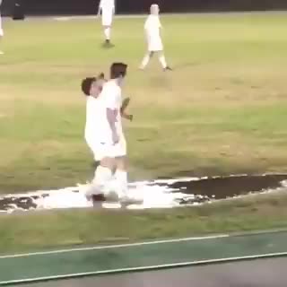   عجیب‌ترین شادی گل در تاریخ فوتبال؛ اجرای فن کشتی‌کج داخل چاله آب کنار زمین!