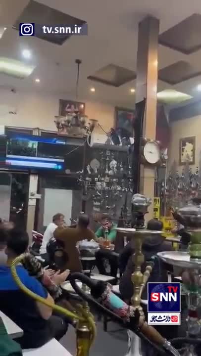 خوشحالی بی‌نظیر مردم در یک قهوه‌خانه در تهران بعد از حمله موشکی سپاه به اسرائیل