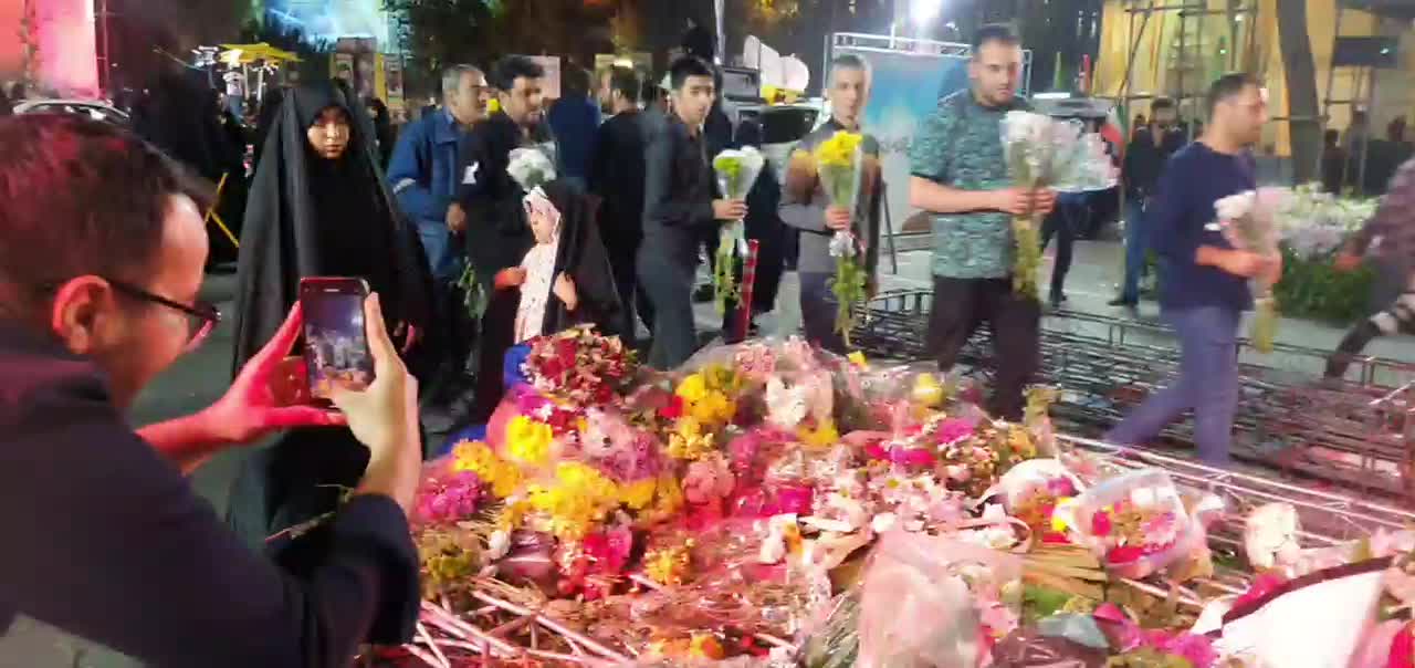   تقدیم گل به یادبود شهید سید حسن نصرالله در میدان فلسطین تهران