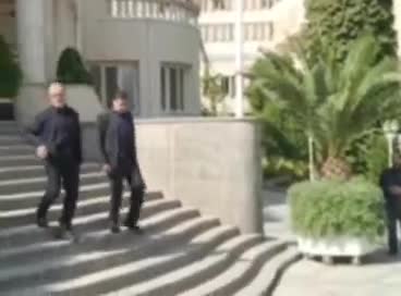   شوخی رئیس جمهور با خبرنگاری در حیاط دولت؛ خنده‌های خبرنگار پشت میکروفون