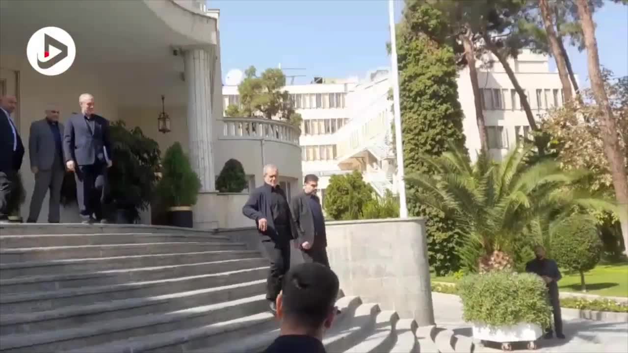   واکنش جالب پزشکیان به درخواست‌های خبرنگاران برای گفت‌وگو درباره حمله موشکی ایران به اسراییل