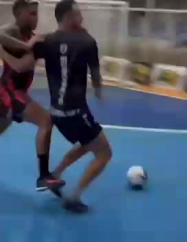   مشت سهمگین بازیکن فوتسال به صورت بازیکن خشن بعد از خطای شدید!