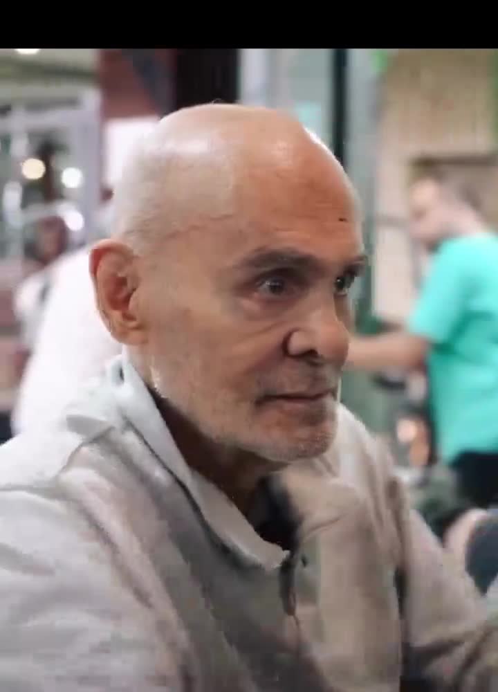   آمادگی جسمانی جمشید هاشم‌پور در ۸۰ سالگی؛ خنده‌های جالب آقای بازیگر بعد از حرف دختر جوان در مرکز درمانی