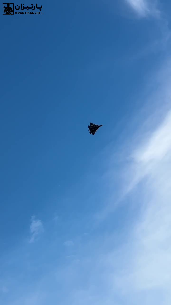   جولان جنگنده نسل پنجم سوخو با موشک‌های کروز در آسمان