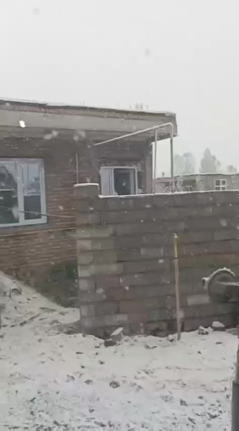   بارش اولین برف پاییزی در روستای موئیل در مشکین‌شهرِ اردبیل