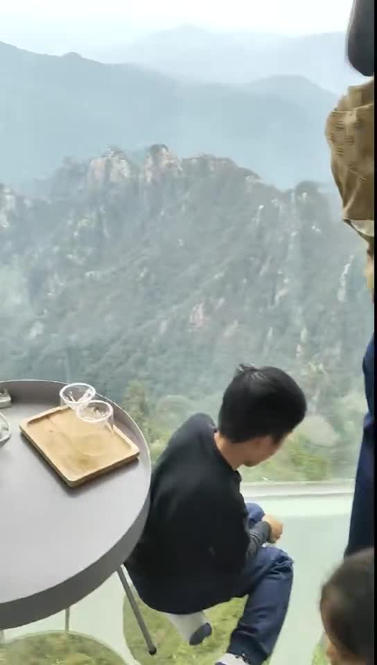 کف پوش شیشه