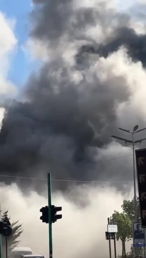   لحظه تخریب هولناک و کامل یک ساختمان در محله ضاحیه بیروت توسط ارتش اسرائیل