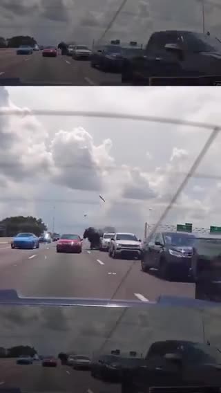   متلاشی شدن خودروها در پی تصادف زنجیره‌ای وسط اتوبان