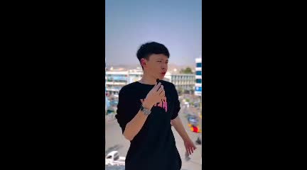   استفاده جوان افغانستانی از شرایط خود بعد از دیپورت از ایران برای جذب مخاطب!