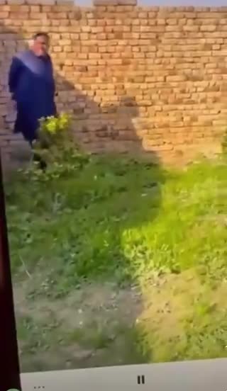   شلاق زدن بی‌رحمانه مامور امنیتی سابق افغانستان توسط عضو طالبان