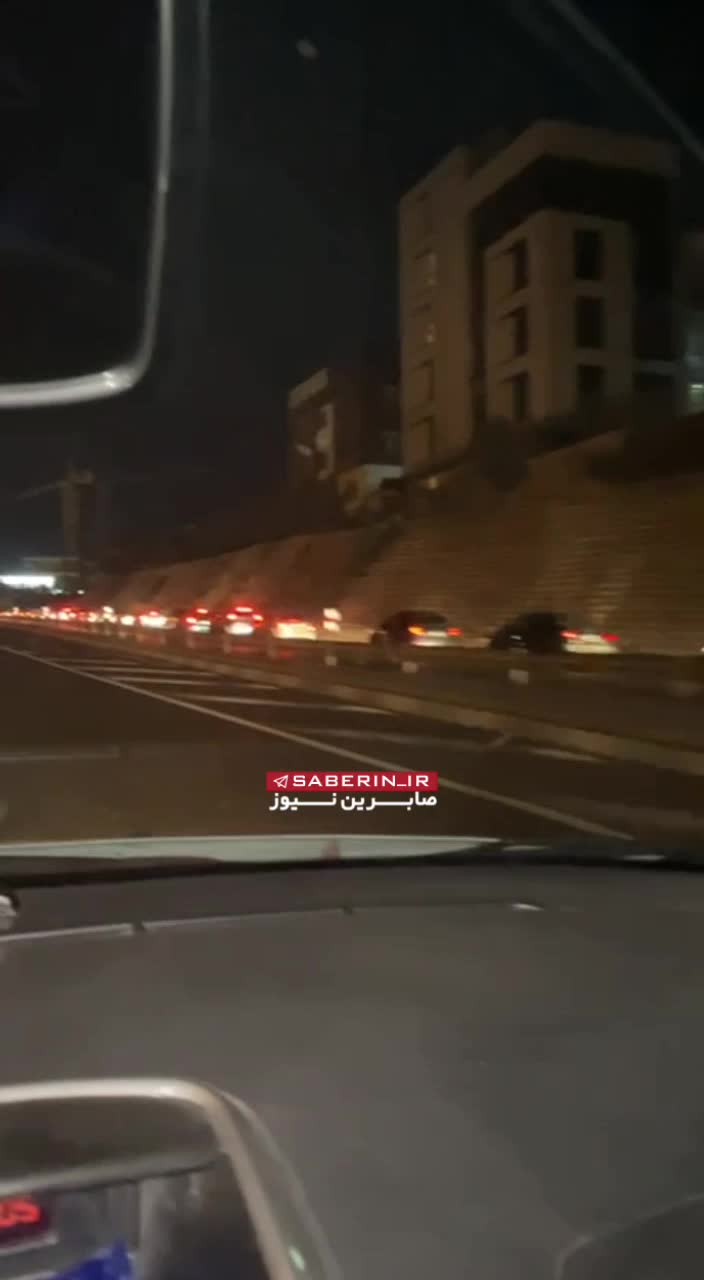   صف طولانی یک پمپ بنزین در تهران پس از شنیده شدن صدای انفجار