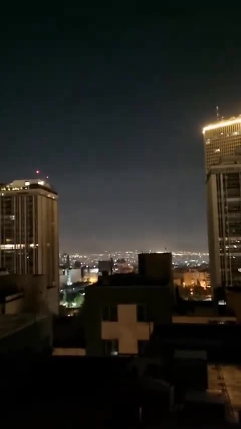   تصاویر دیگری از درگیری سامانه پدافندی با اهدافی در آسمان تهران