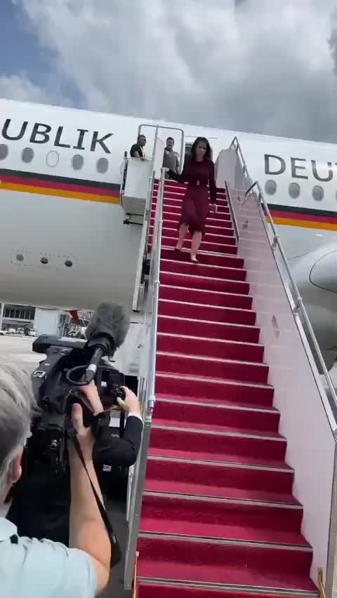   بلاتکلیفی وزیر خارجه آلمان در فرودگاه چین