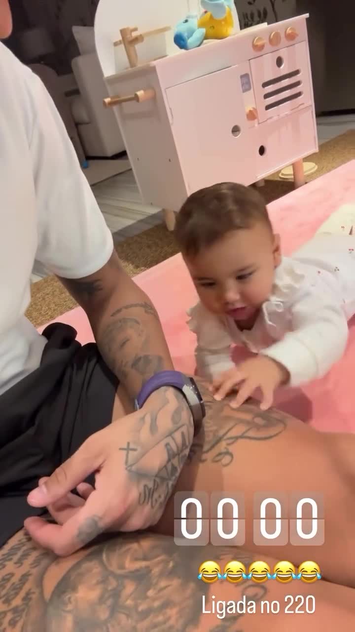   خنده‌های دلبرانه دختر نیمار هنگام بازیگوشی کنار پدرش!