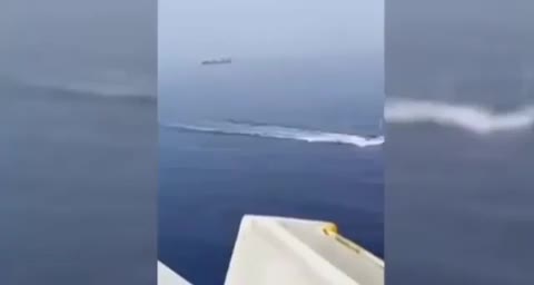   لحظه برخورد قایق بی‌سرنشین انتحاری یمن با کشتی انگلیسی