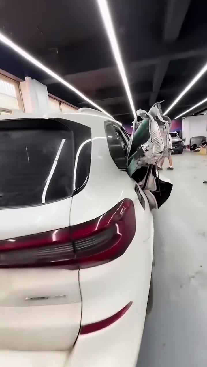   تصاویری عجیب از BMW لوکس و گران‌قیمت بعد از برخورد با گارد ریل!