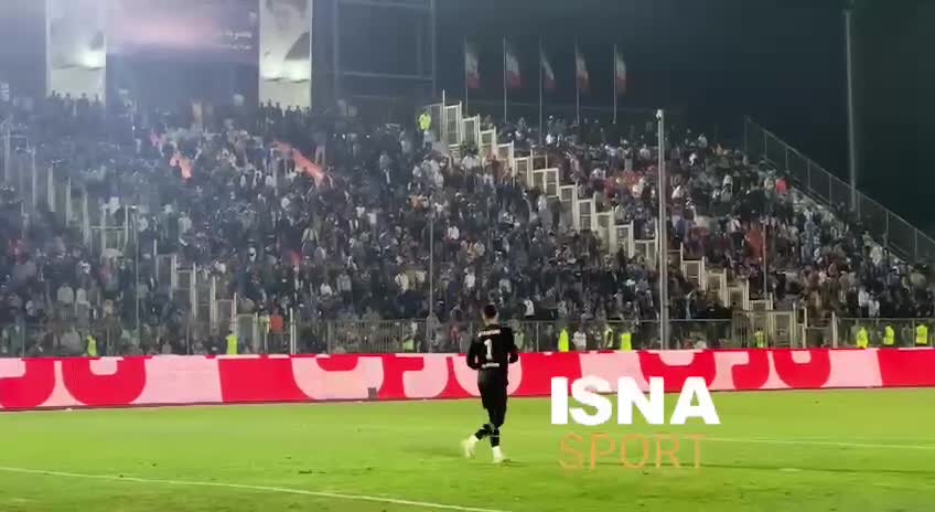   خوشحالی بیرانوند به سمت هواداران استقلال پس از پیروزی تراکتور