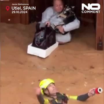   لحظات نجات یک زن با سگش توسط بالگرد امداد از وسط سیل مرگبار اسپانیا