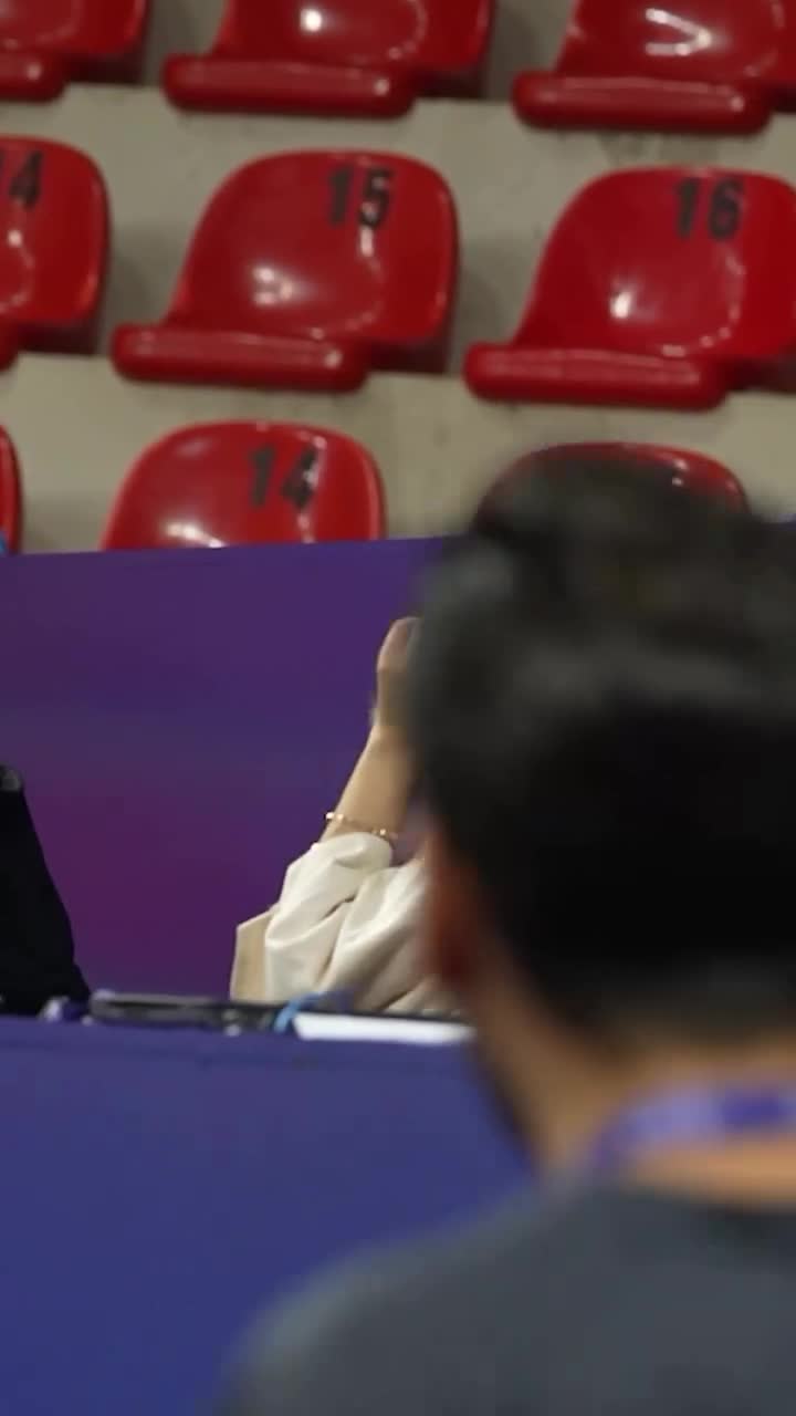   لحظه برخورد توپ به صورت خبرنگار زن در حاشیه رقابت‌های والیبال باشگاه‌های آسیا