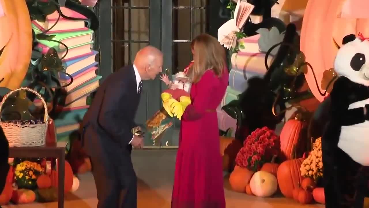   تلاش بایدن برای گاز گرفتن یک کودک خردسال