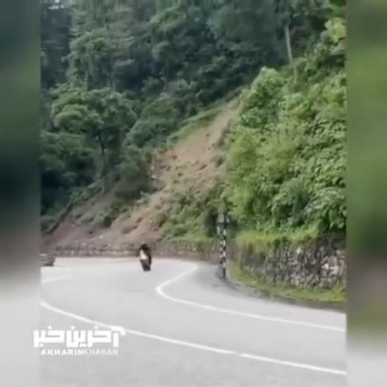   لحظه برخورد مرگبار موتورسوار با سه خودرو در جاده!