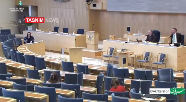   حمله به وزیر خارجه سوئد با گوجه و پیاز وسط صحن پارلمان