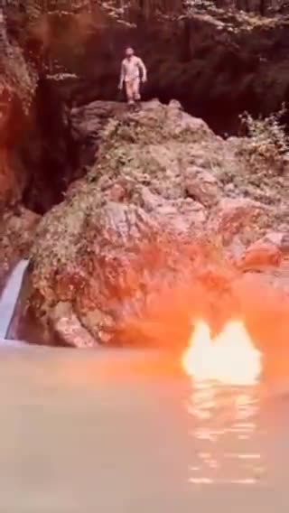   اقدام جنجالی یک شهروند؛ آتش کشیدن رودخانه با بنزین در رامسر!