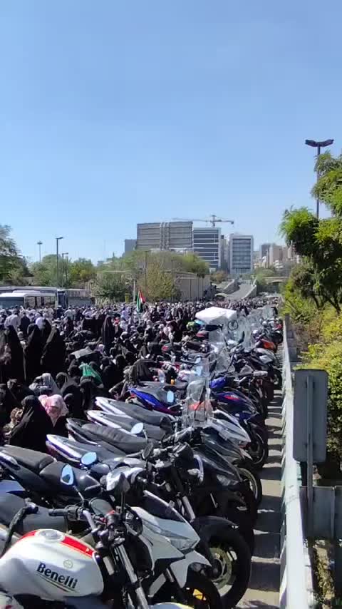   صفوف نماز جمعه در اتوبان حکیم به ورودی تونل رسالت رسید